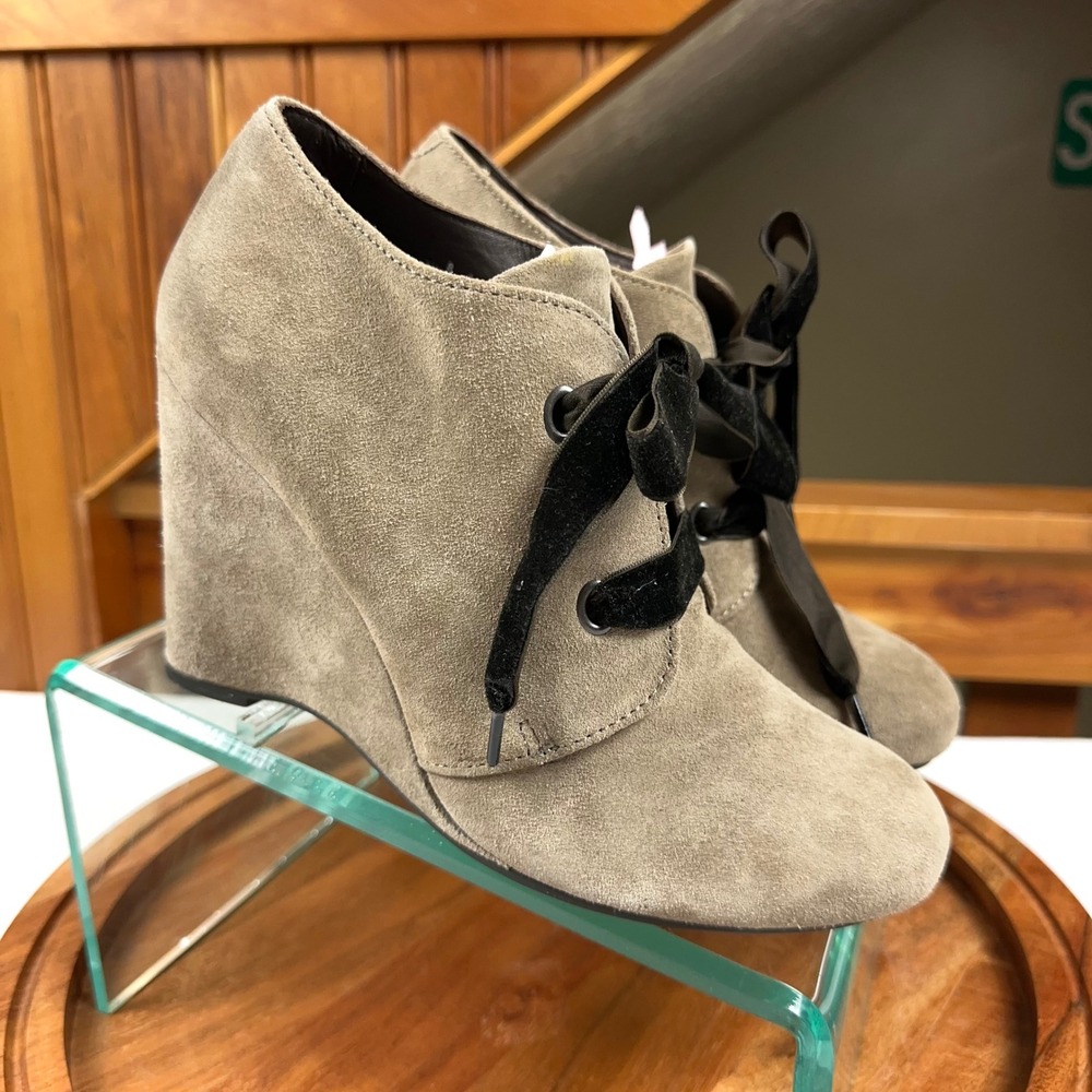 Born Crown Taupe Suede Wedge Booties Velvet Ribbon Lace Up Size 8.5 Womens